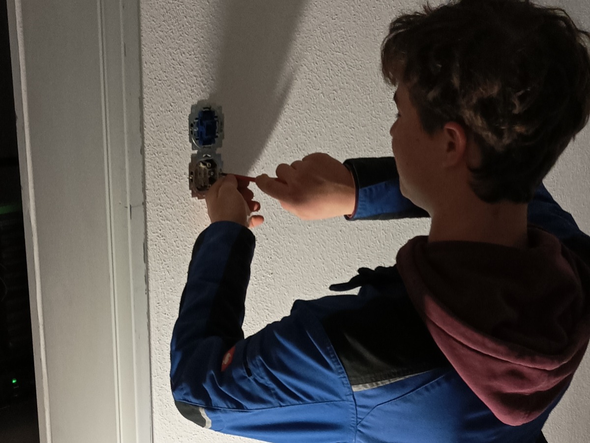 Azubi Montage Schalter und Steckdose